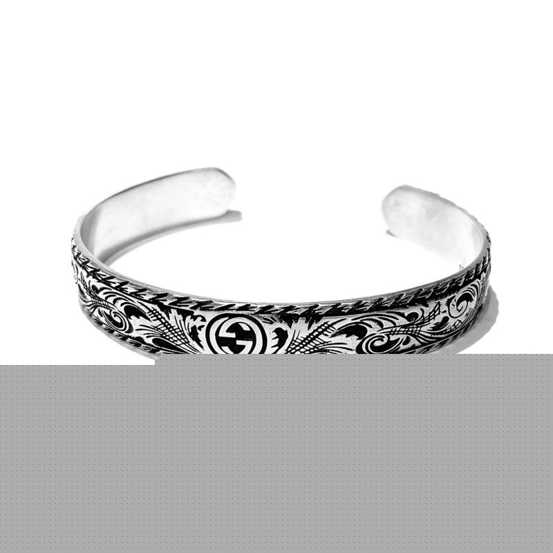 G*u*i bracelets